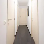 Perfectly Situated 2br Near The 公寓 *