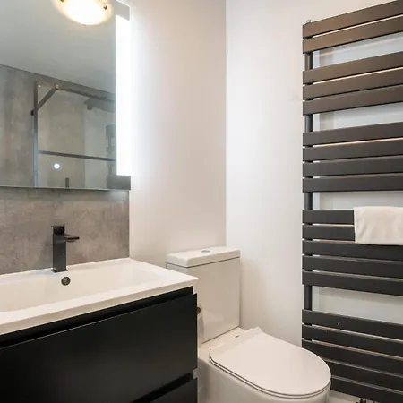 Apartment Perfectly Situated 2br Near The