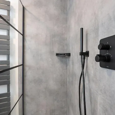 Perfectly Situated 2br Near The Apartment *