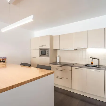 Perfectly Situated 2br Near The Appartement *