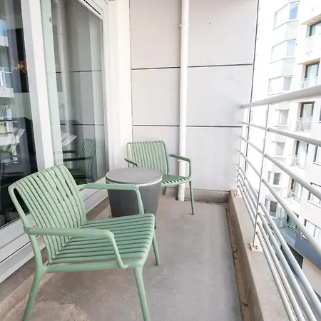 Apartment Perfectly Situated 2br Near The *