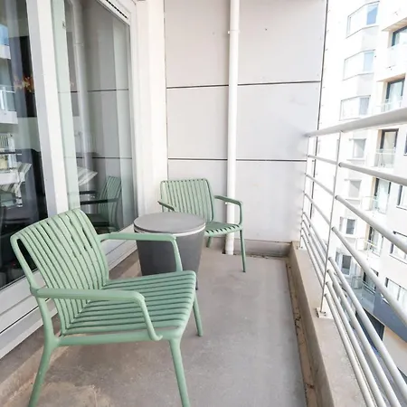 Perfectly Situated 2br Near The Apartment *