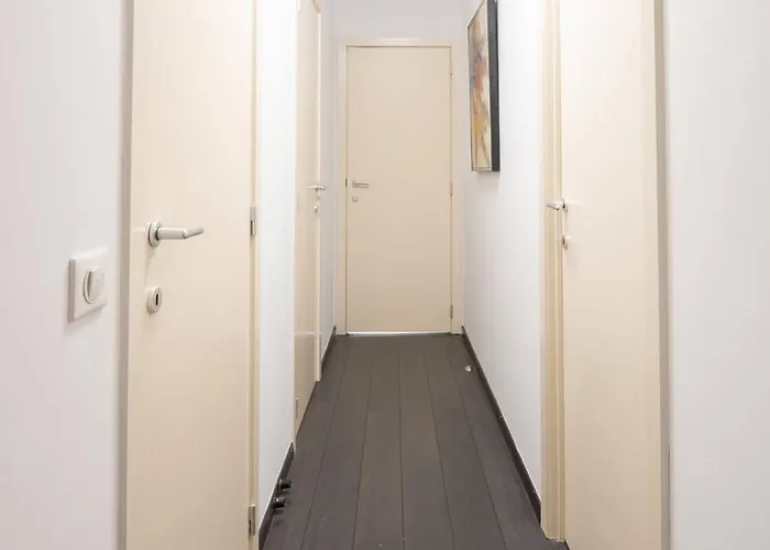 Perfectly Situated 2br Near The Apartment *